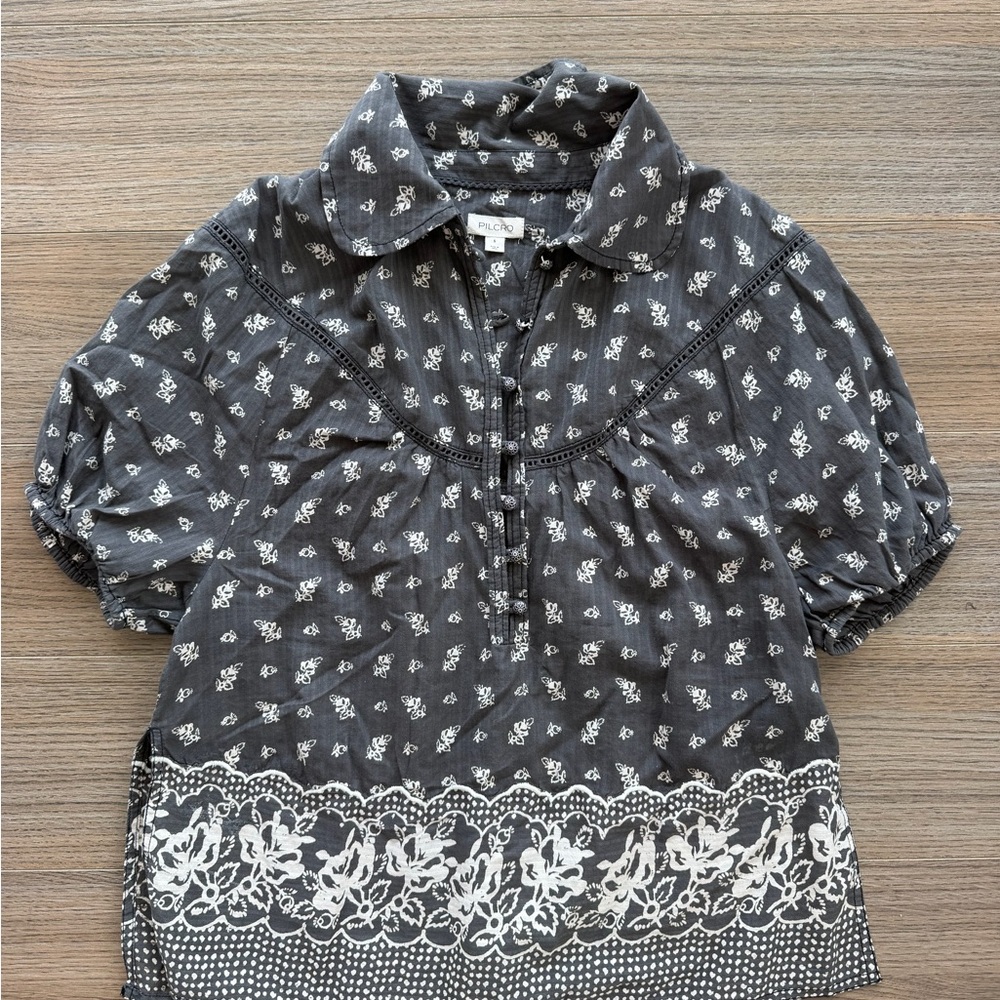 Pilcro charcoal gray floral button-front blouse